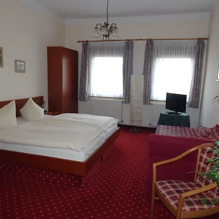 & Zum Loewen Hotel